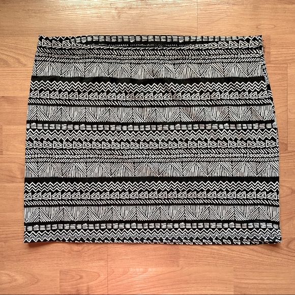 Reitmans White & Black Aztec Skirt - Picture 1 of 3